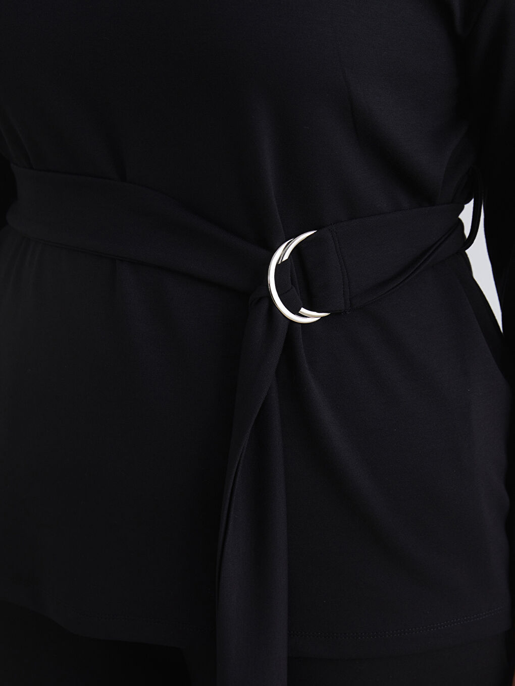 Siyah Bisiklet Yaka Metal Tokalı Bluz-2