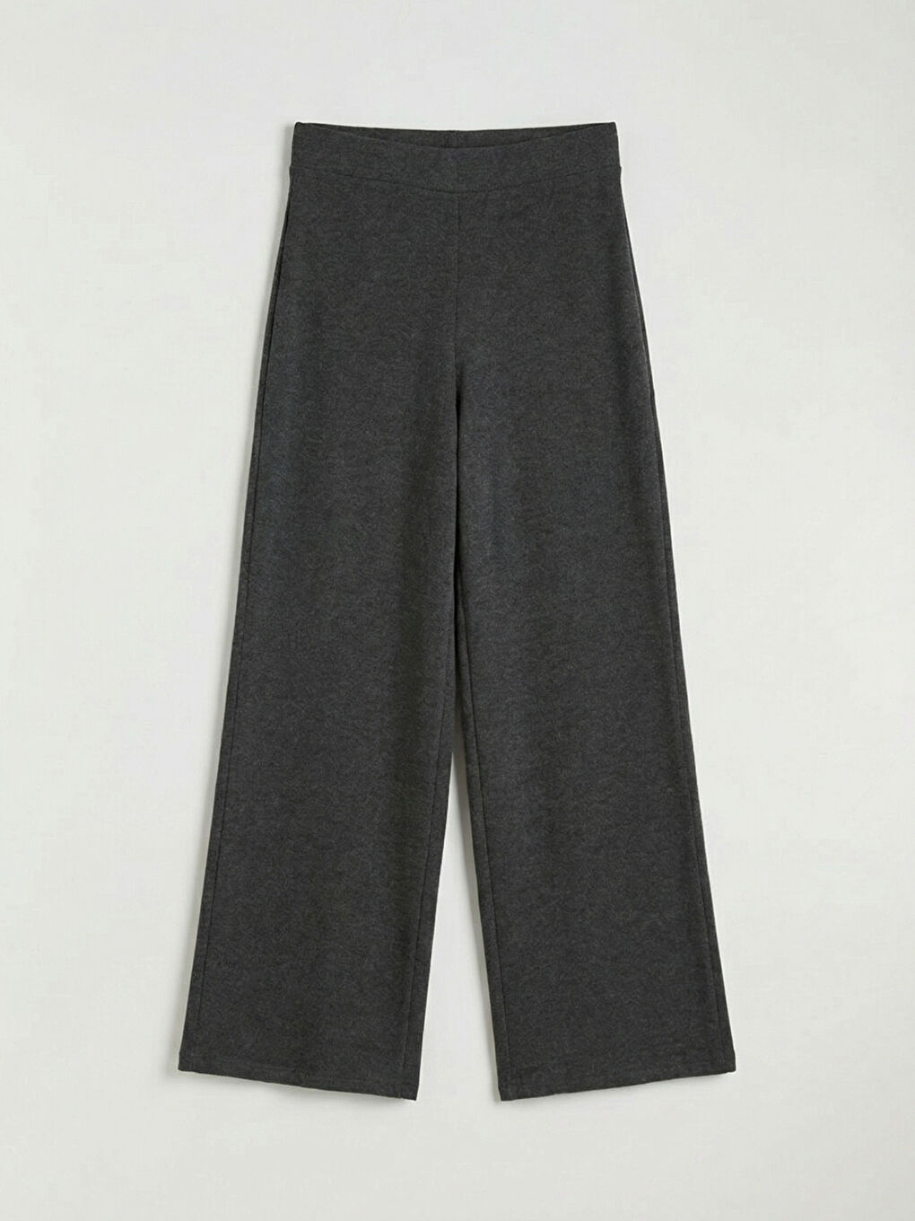 Непринужденная элегантность сочетается с повседневным комфортом в наших брюках широкого кроя с эластичным поясом.-4