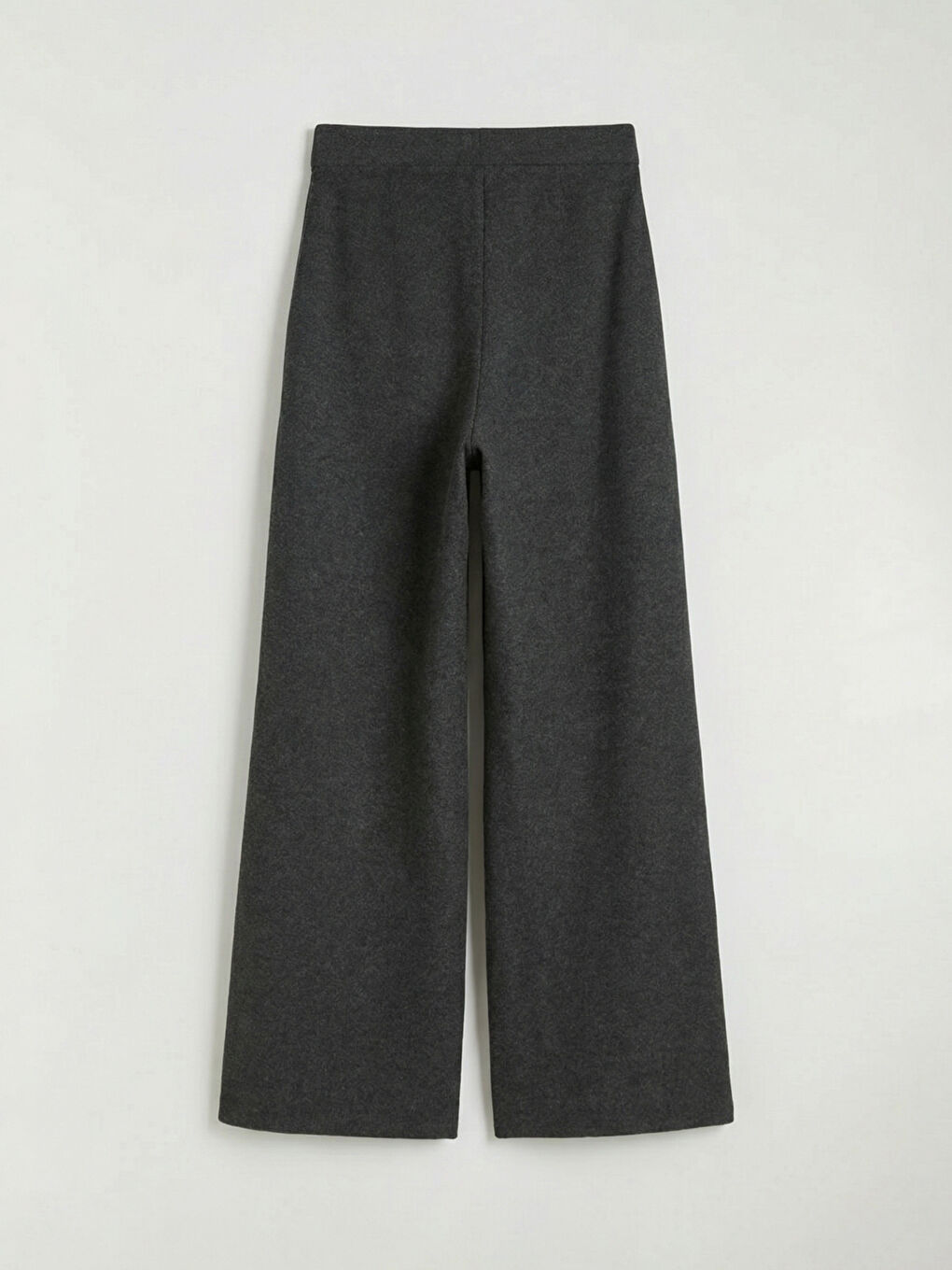 Непринужденная элегантность сочетается с повседневным комфортом в наших брюках широкого кроя с эластичным поясом.-5