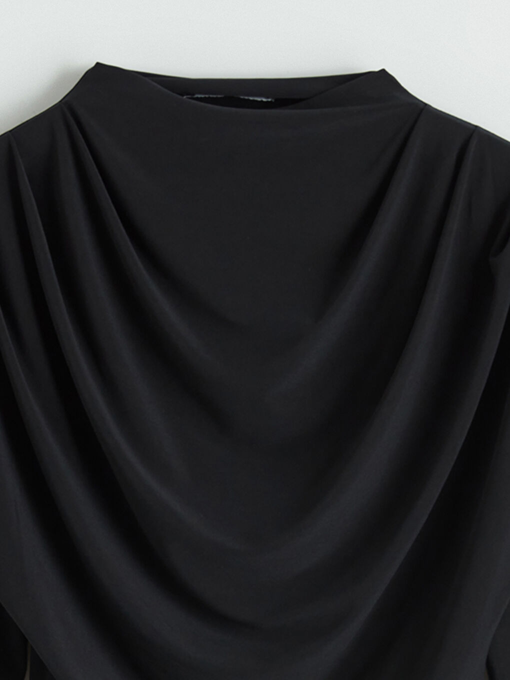 Siyah Dik Yaka Büzgülü Bluz-1