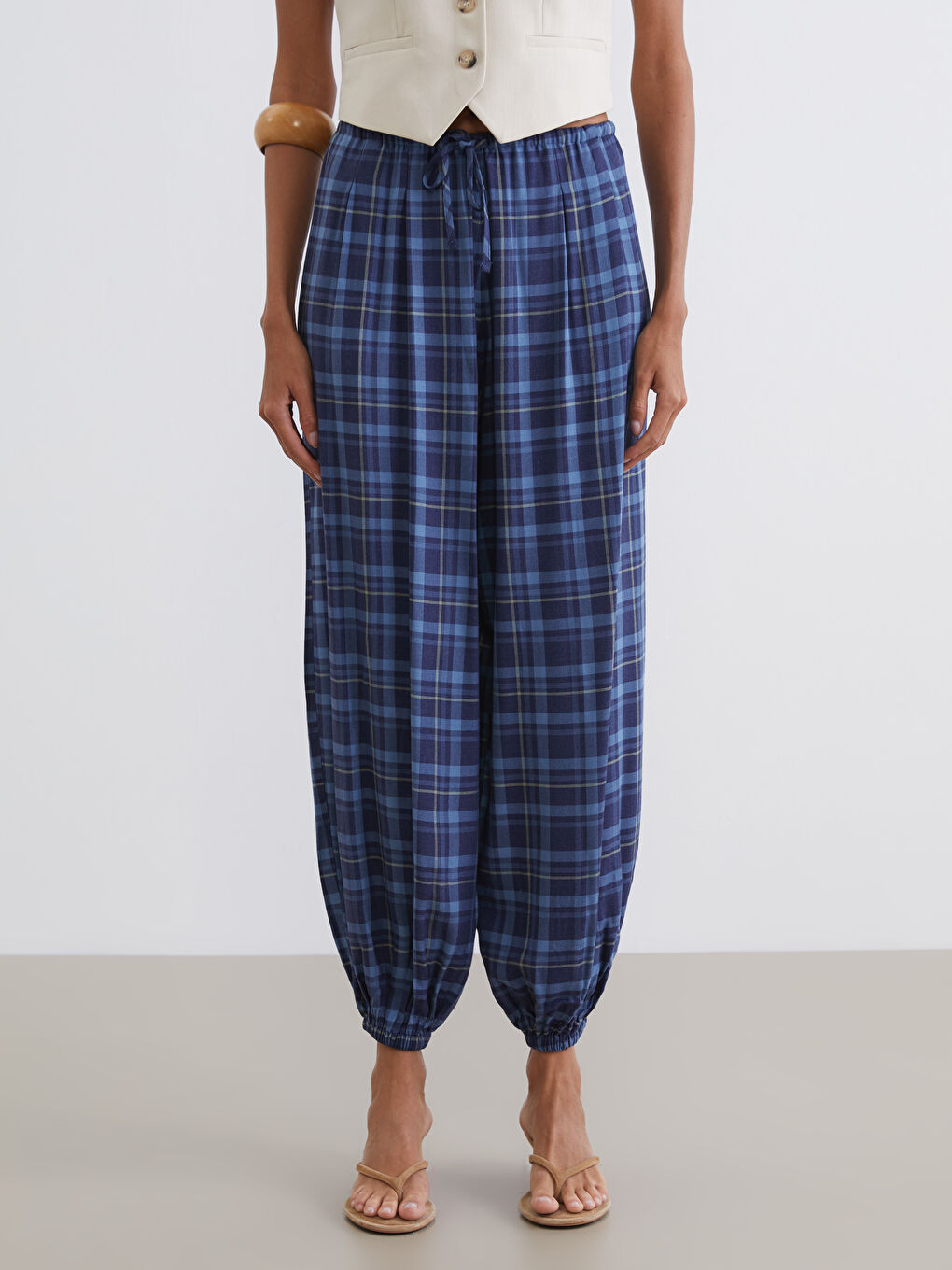 Mavi Beli Lastikli Ekose Kadın Pileli Jogger Pantolon-1