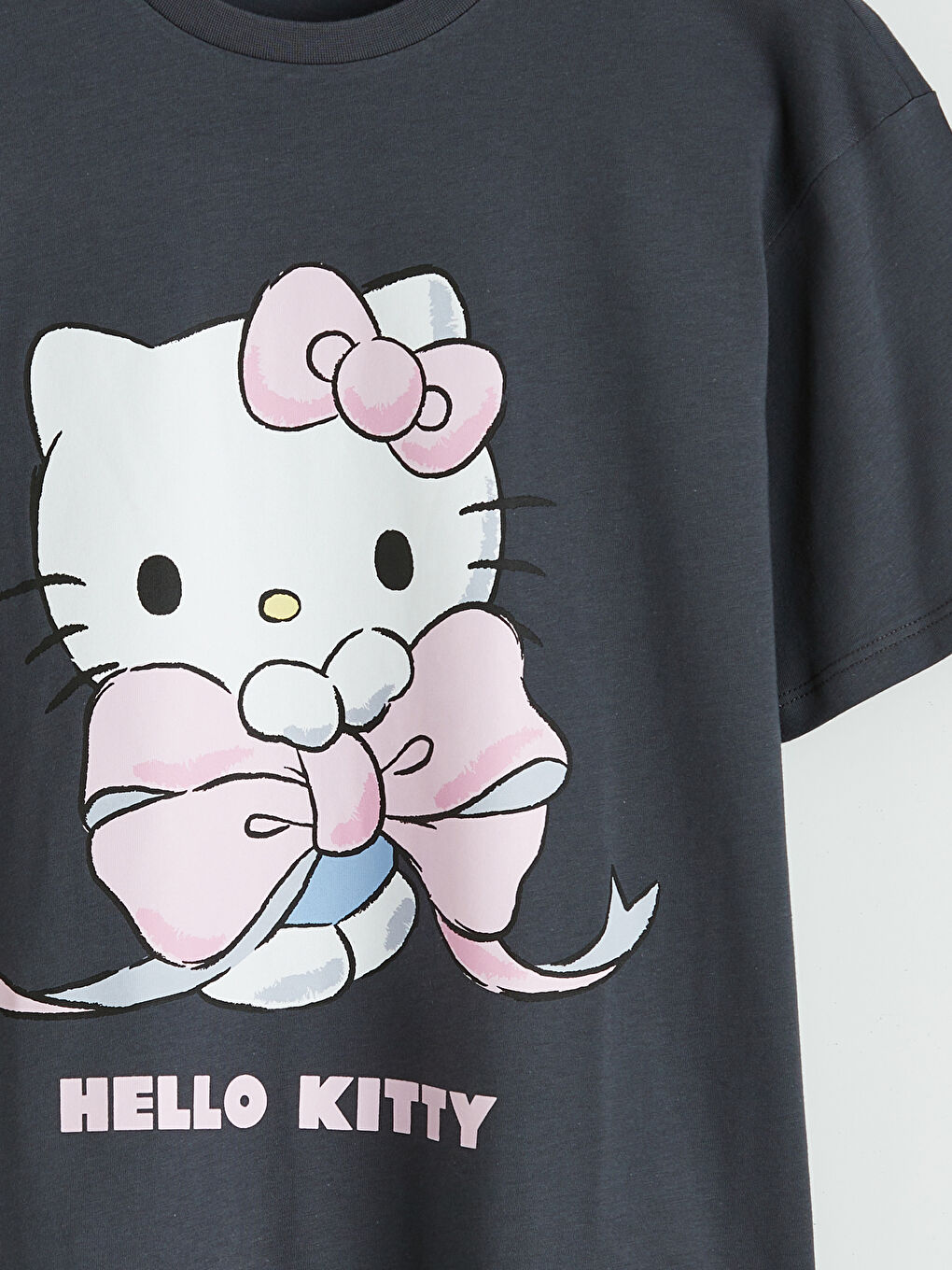 Antrasit Bisiklet Yaka Hello Kitty Baskılı Kadın Tişört-4