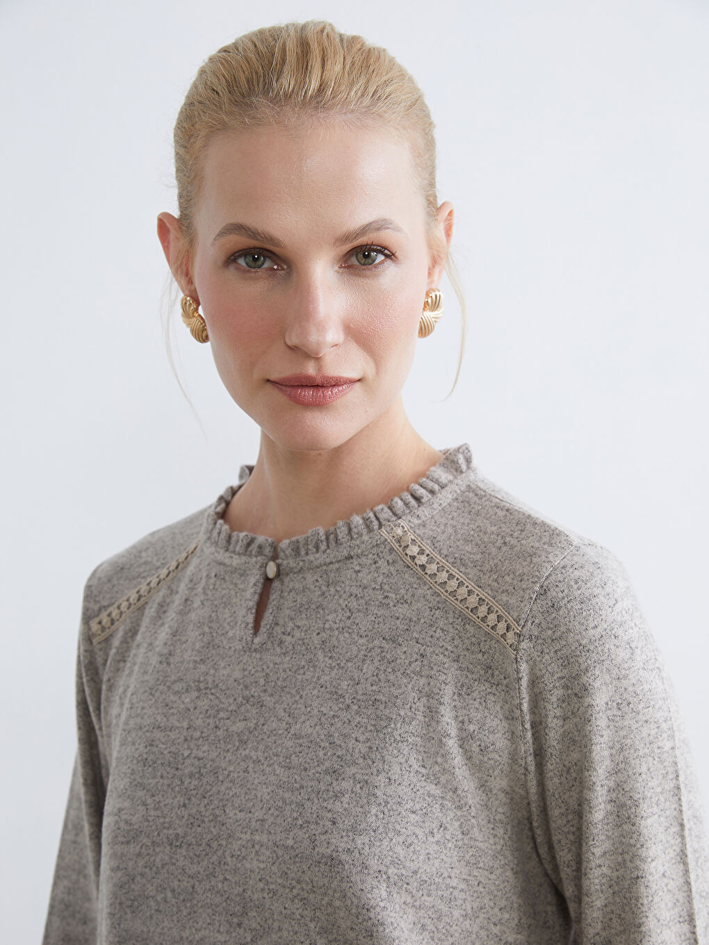 Bej Fırfırlı Bisiklet Yaka Nakışlı Bluz	