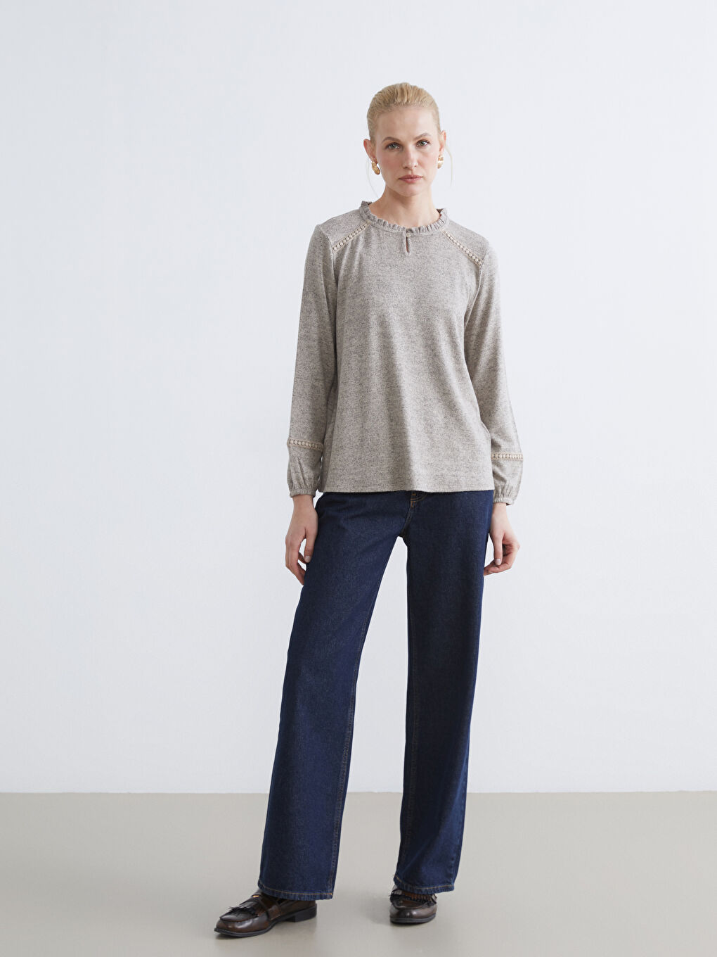 Bej Fırfırlı Bisiklet Yaka Nakışlı Bluz	-1