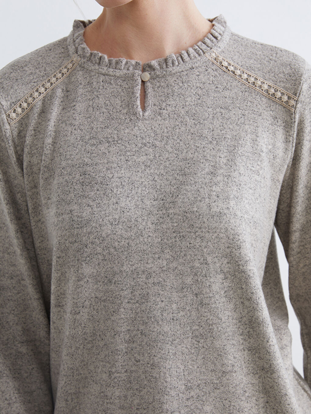 Bej Fırfırlı Bisiklet Yaka Nakışlı Bluz	-2