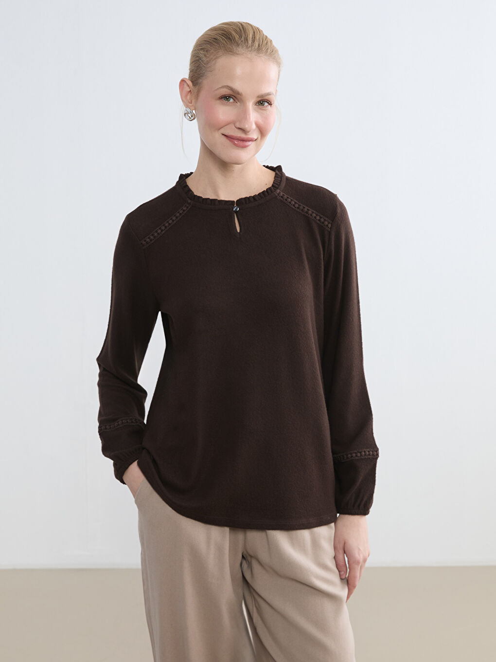 Kahverengi Fırfırlı Bisiklet Yaka Nakışlı Bluz	