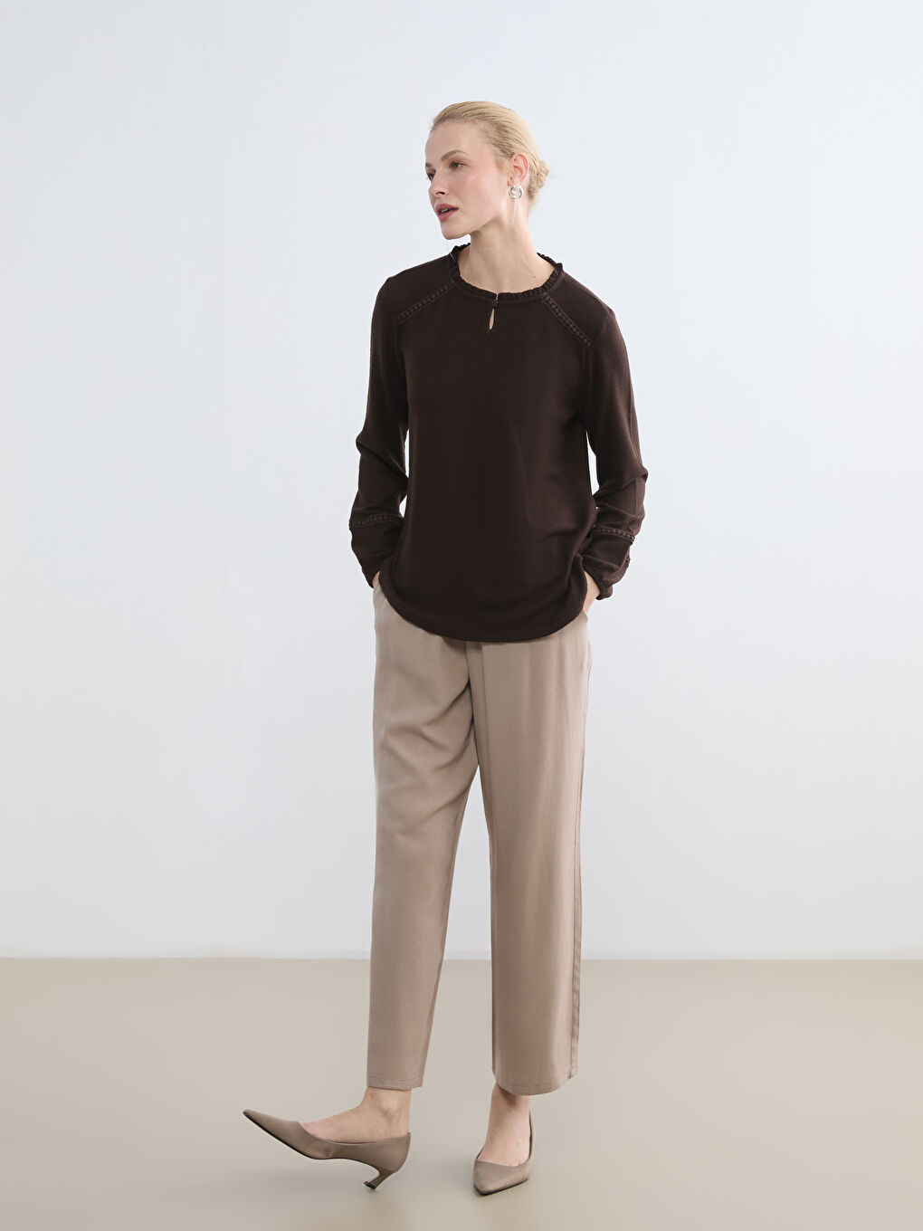 Kahverengi Fırfırlı Bisiklet Yaka Nakışlı Bluz	-1