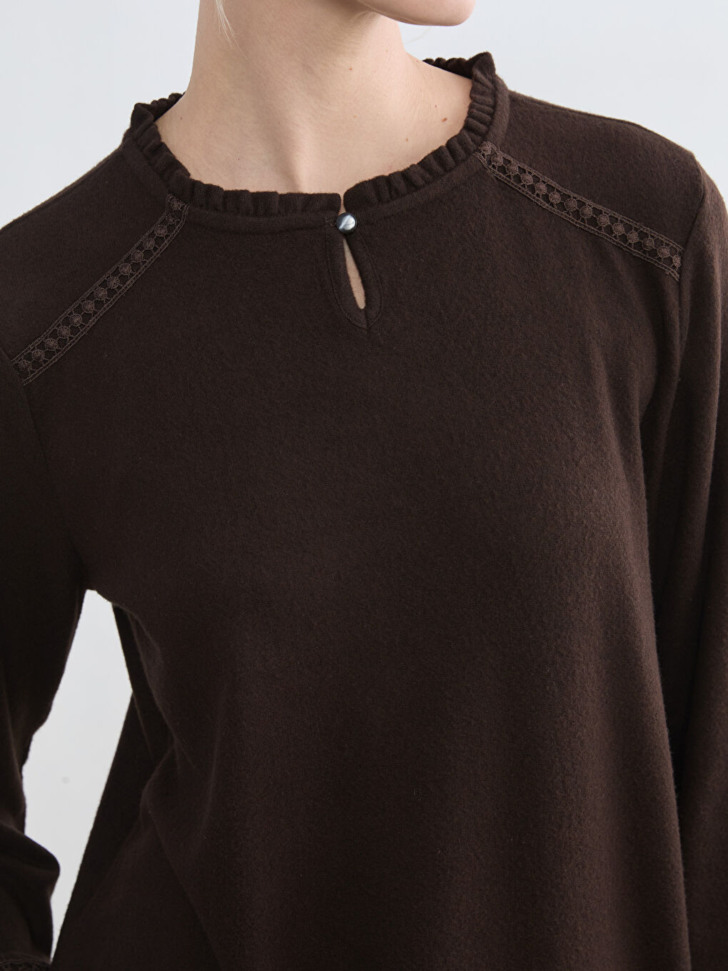 Kahverengi Fırfırlı Bisiklet Yaka Nakışlı Bluz	-2