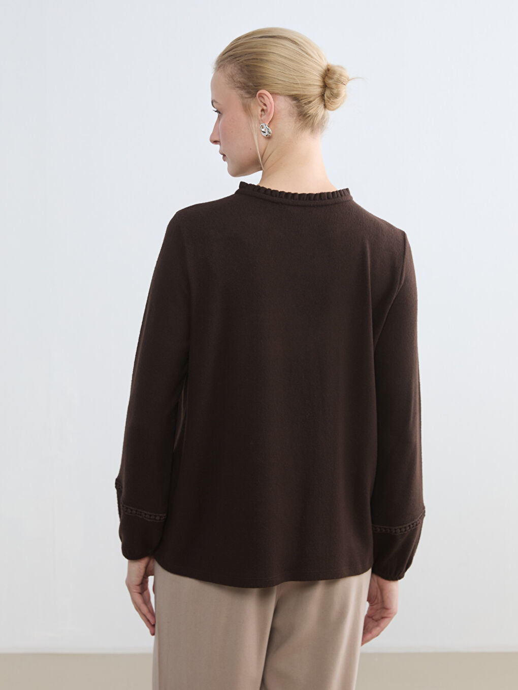 Kahverengi Fırfırlı Bisiklet Yaka Nakışlı Bluz	-3