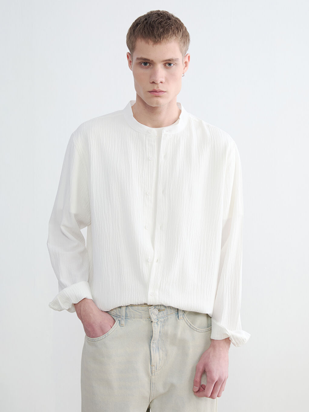 Beyaz Regular Fit Hakim Yaka Erkek Dokulu Gömlek