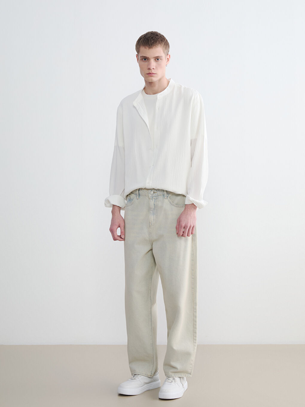 Beyaz Regular Fit Hakim Yaka Erkek Dokulu Gömlek-1