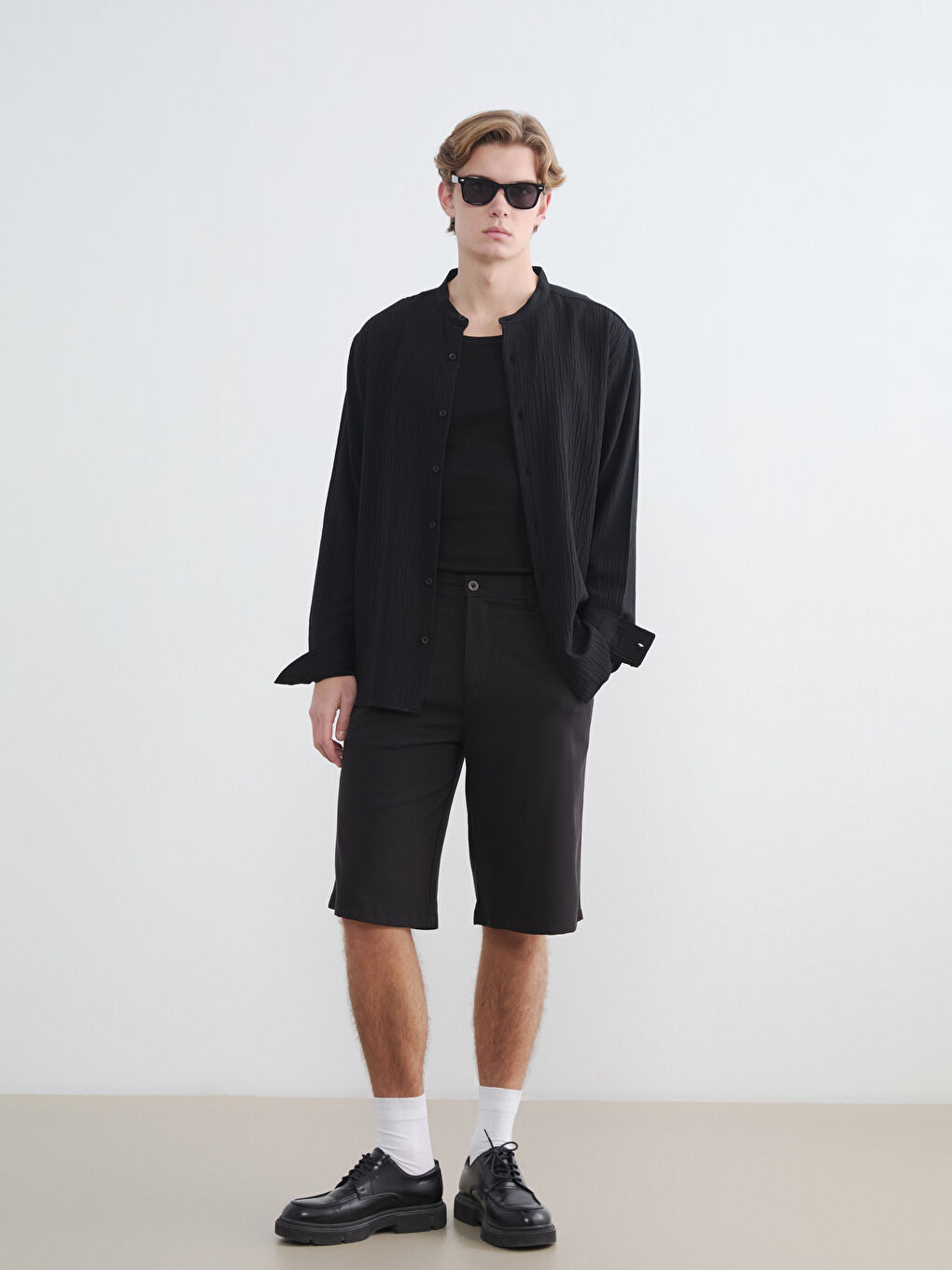 Siyah Regular Fit Hakim Yaka Erkek Dokulu Gömlek-1