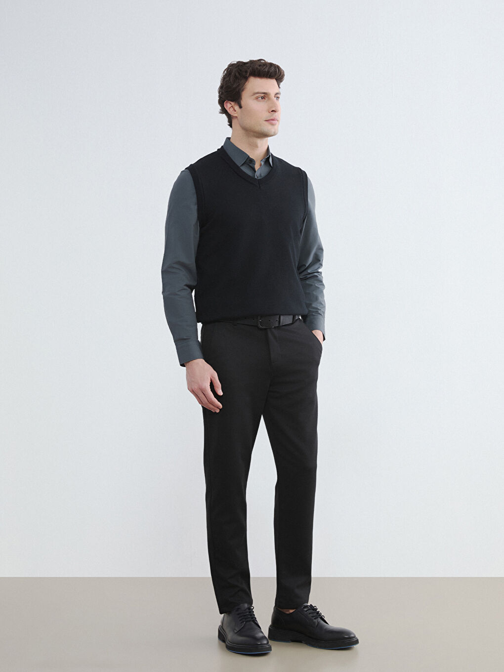 Siyah Standart Kalıp V Yaka Erkek Triko Süveter-1