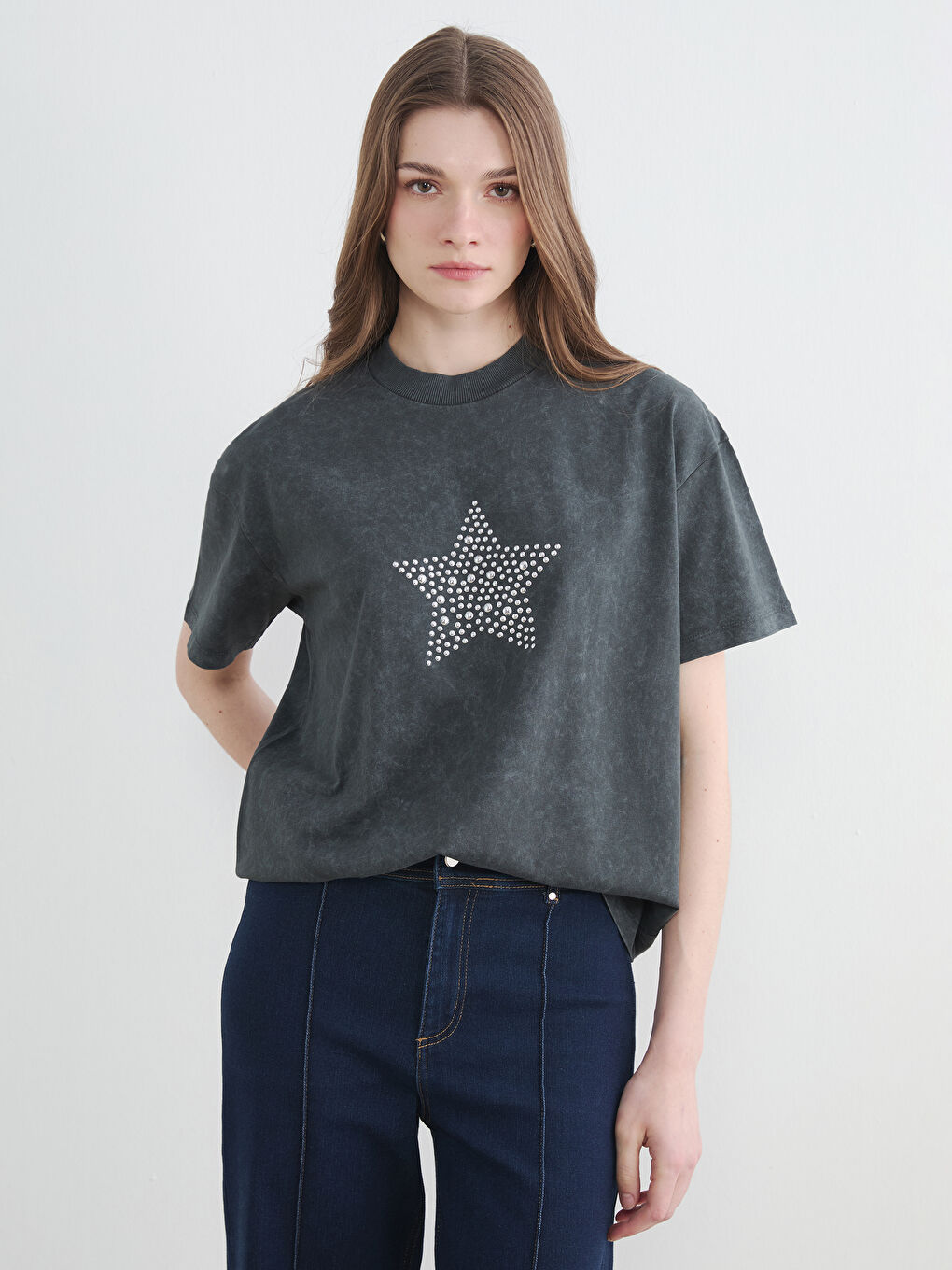 Μπλουζάκι για γυναίκες με στρογγυλή λαιμόκοψη διακοσμημένο με στρας