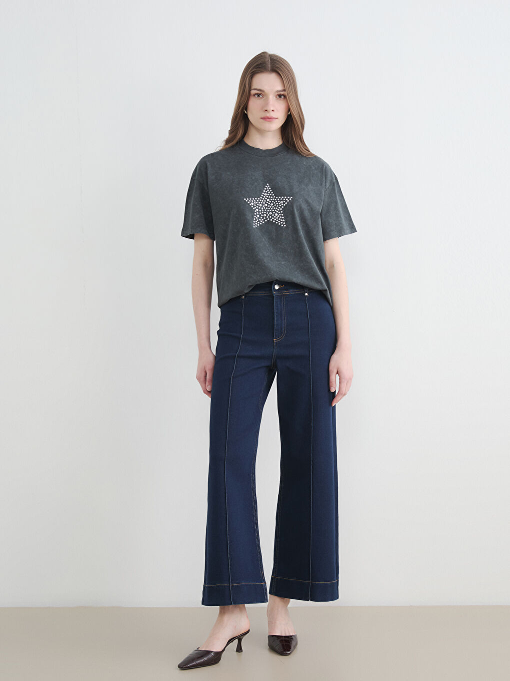 Μπλουζάκι για γυναίκες με στρογγυλή λαιμόκοψη διακοσμημένο με στρας-1