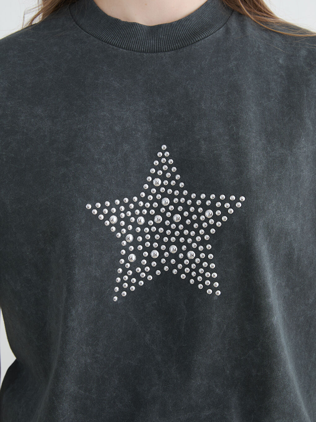 Μπλουζάκι για γυναίκες με στρογγυλή λαιμόκοψη διακοσμημένο με στρας-2