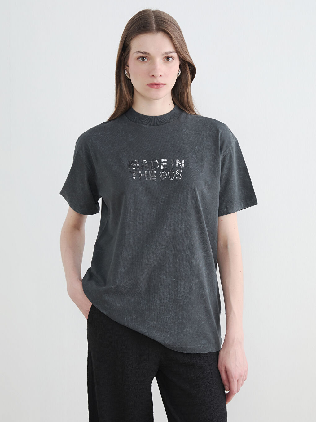 Ženska majica sa okruglim izrezom ukrašena cirkonima