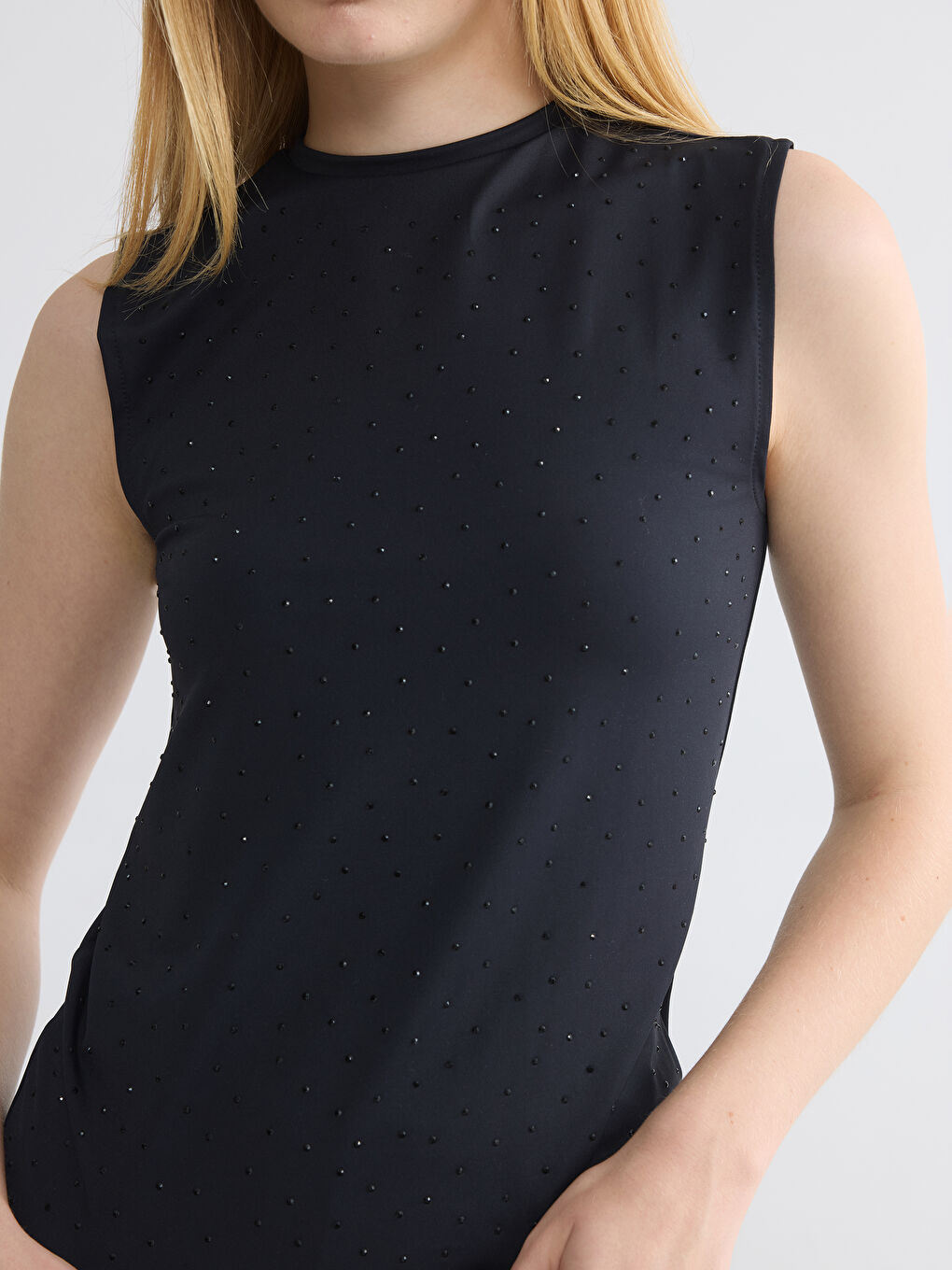 Crew Neck Rhinestone Embellished Tank Top-2