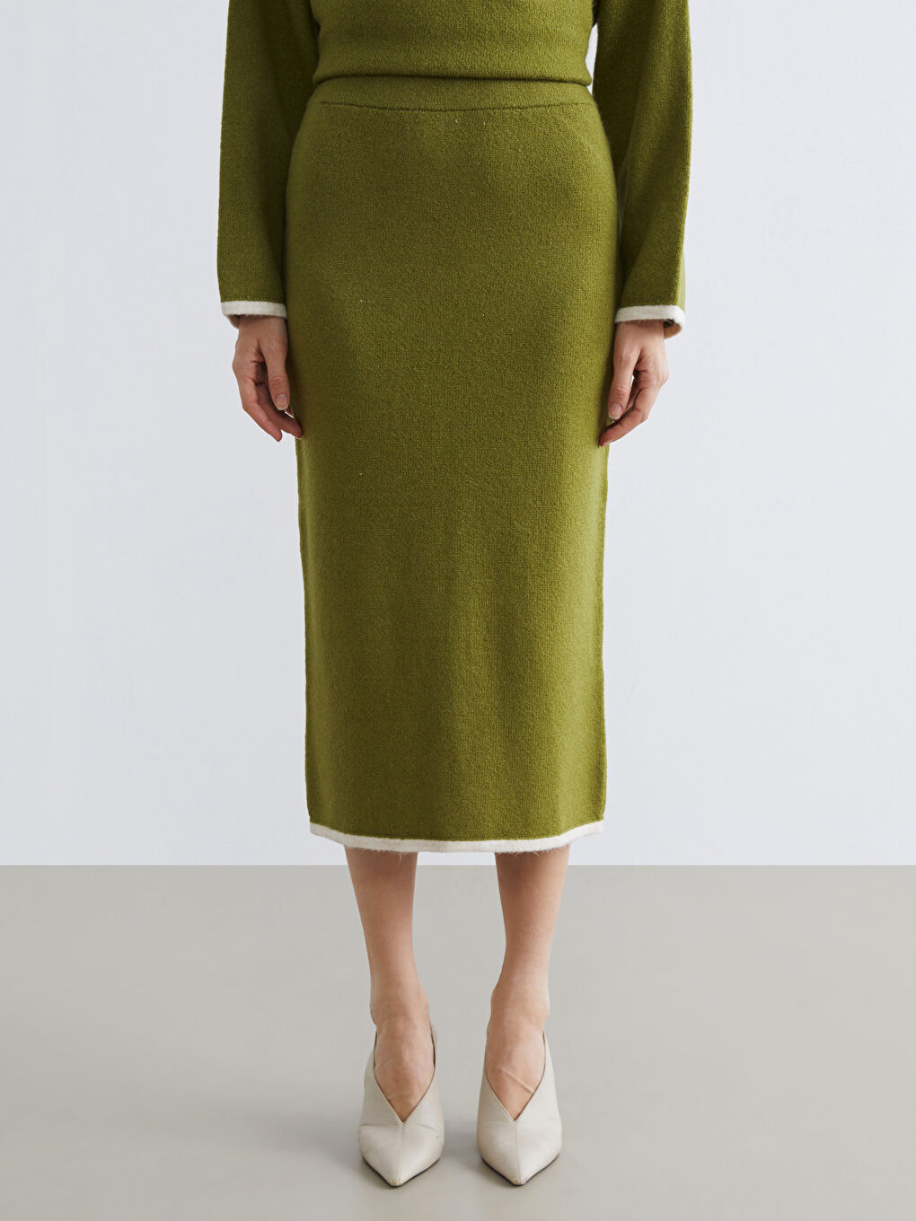 Ribbed knit pencil skirt with elasticated waist and slit.-1