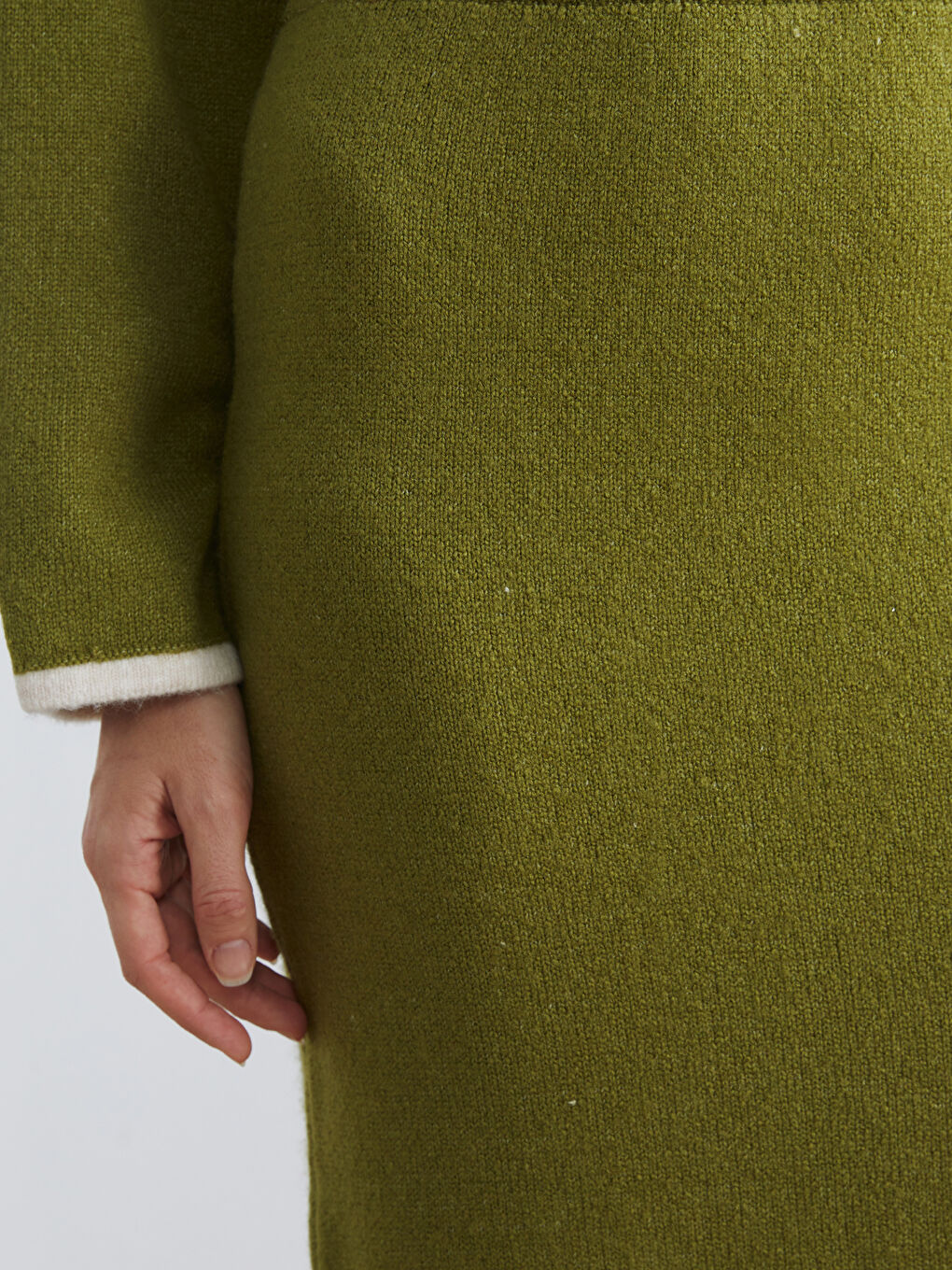 Ribbed knit pencil skirt with elasticated waist and slit.-2