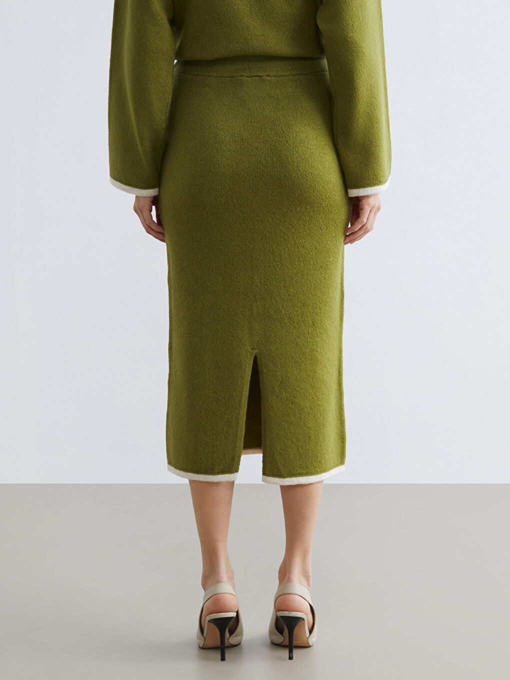 Ribbed knit pencil skirt with elasticated waist and slit.-3