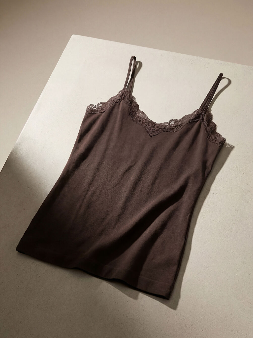 Kahverengi V Yaka Dantelli  İp Askılı Kadın Atlet	