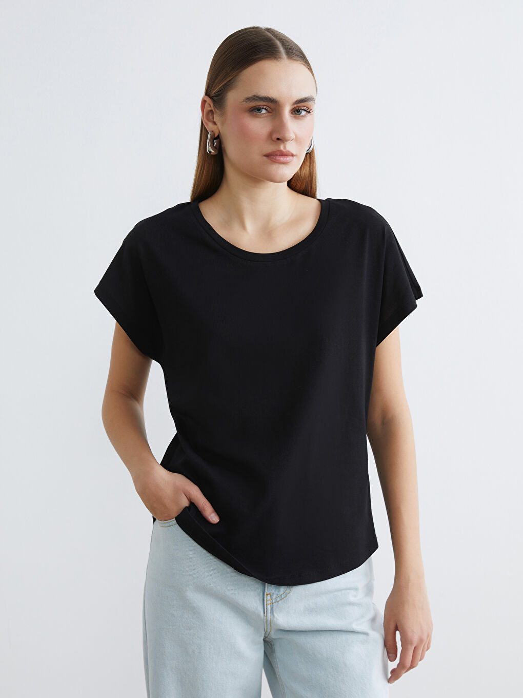 Siyah Bisiklet Yaka Kadın Tişört