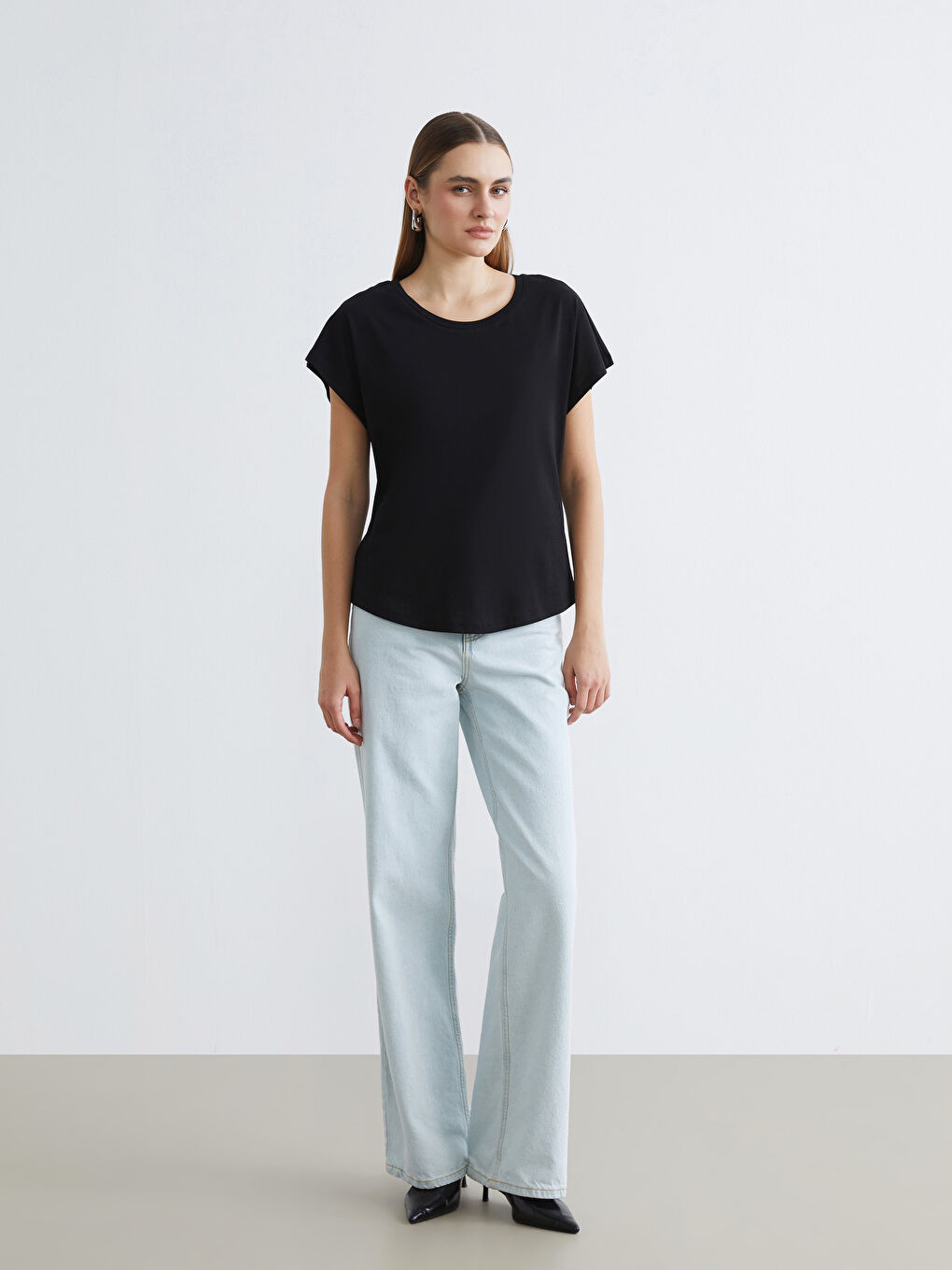 Siyah Bisiklet Yaka Kadın Tişört-1