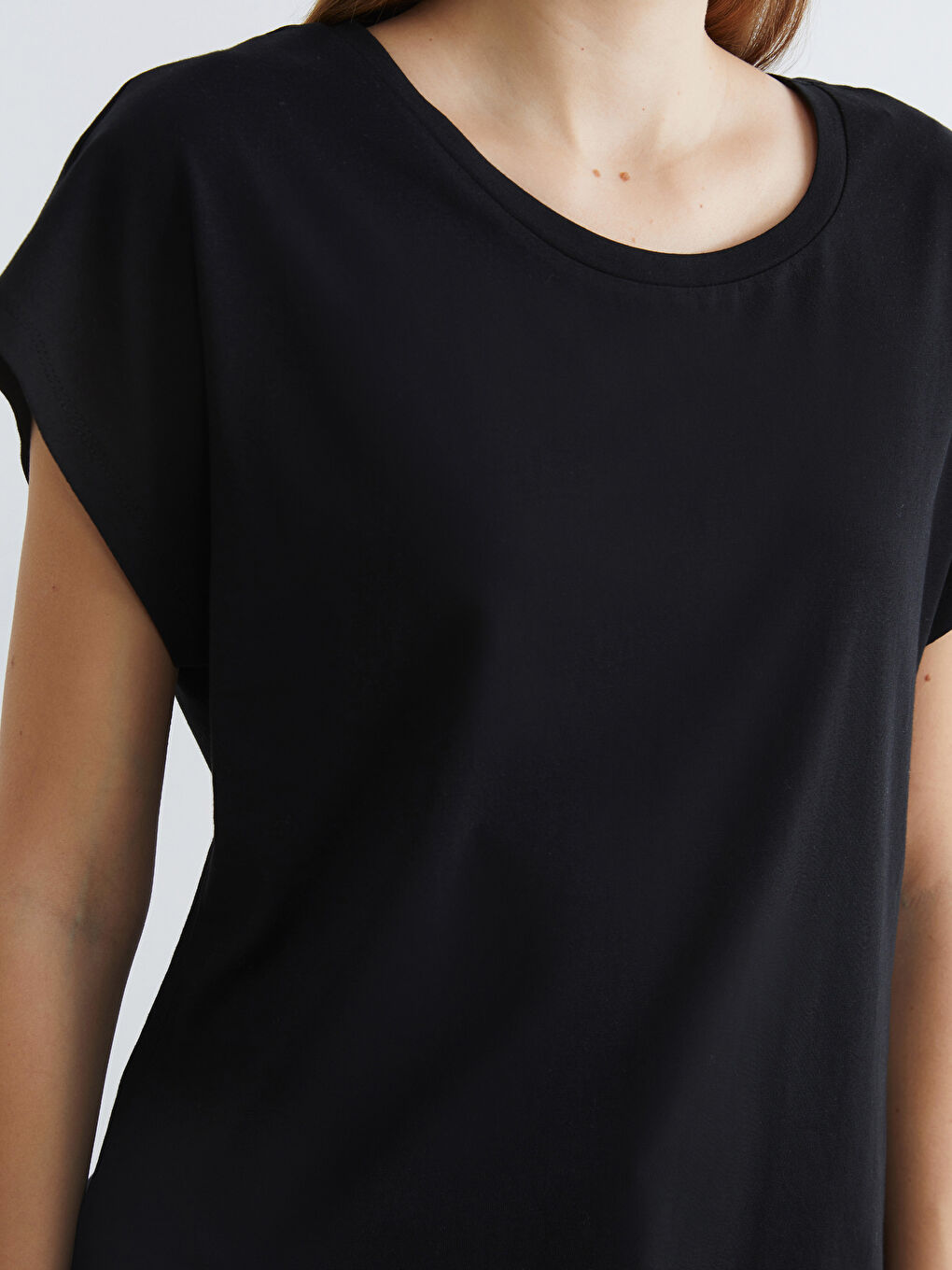 Siyah Bisiklet Yaka Kadın Tişört-2