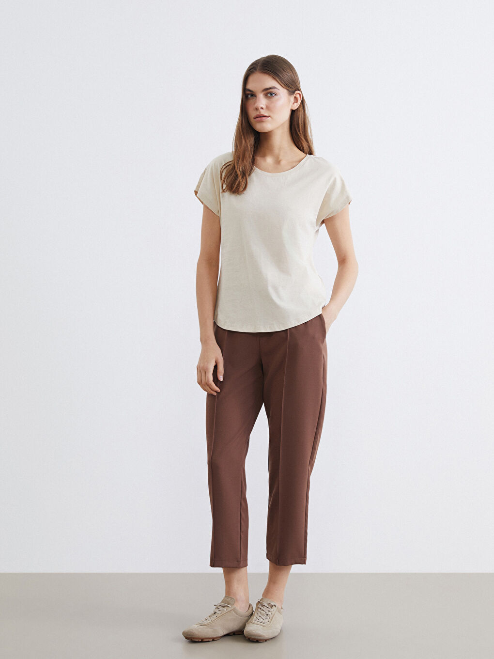 Bej Bisiklet Yaka Kadın Tişört-1