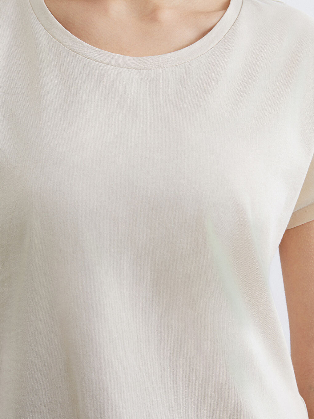 Bej Bisiklet Yaka Kadın Tişört-2