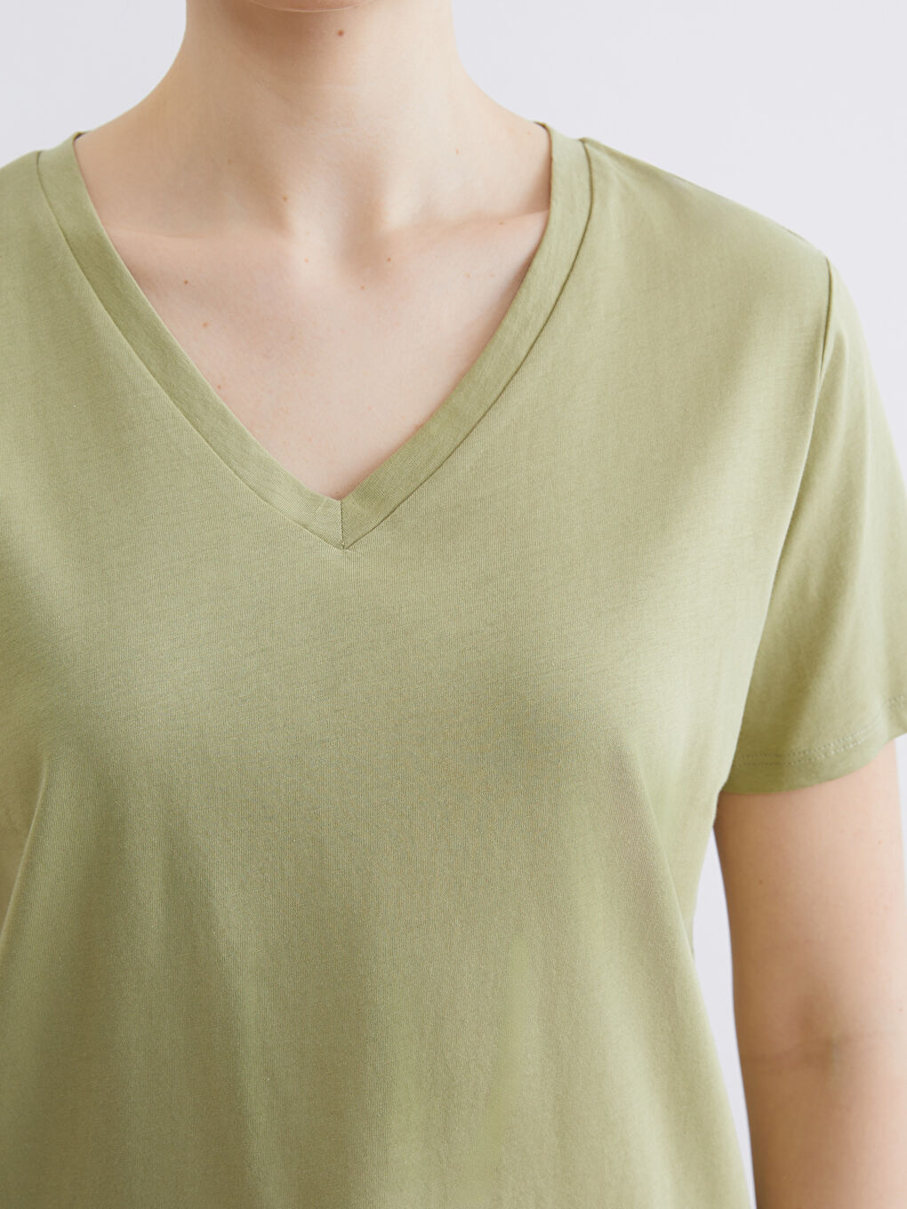 Yeşil V Yaka Kadın Tişört-2