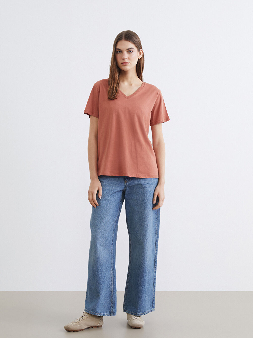 Kahverengi V Yaka Kadın Tişört-1