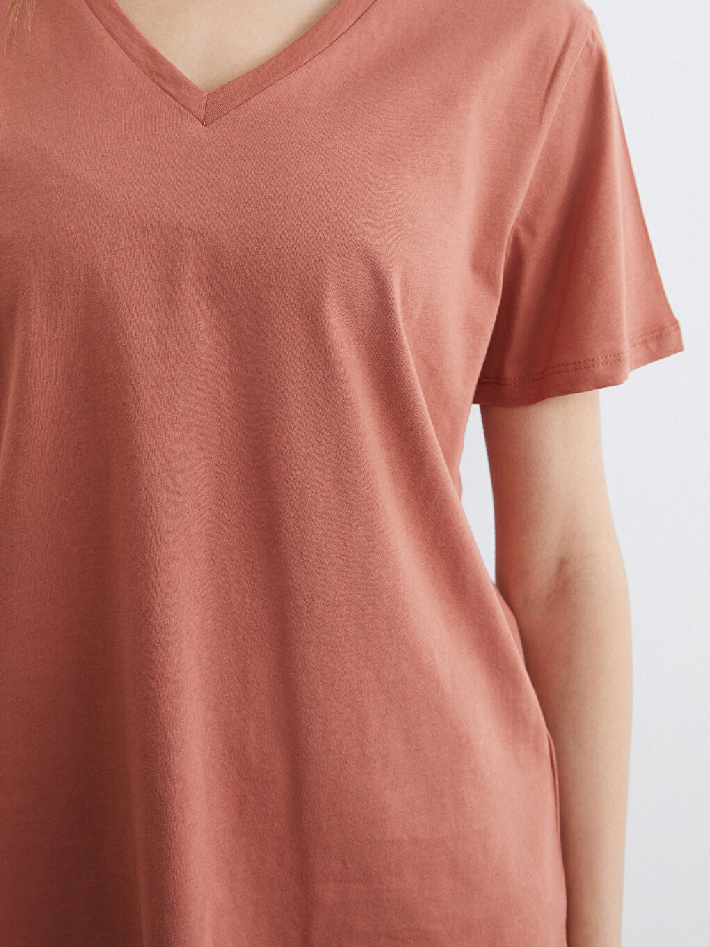 Kahverengi V Yaka Kadın Tişört-2