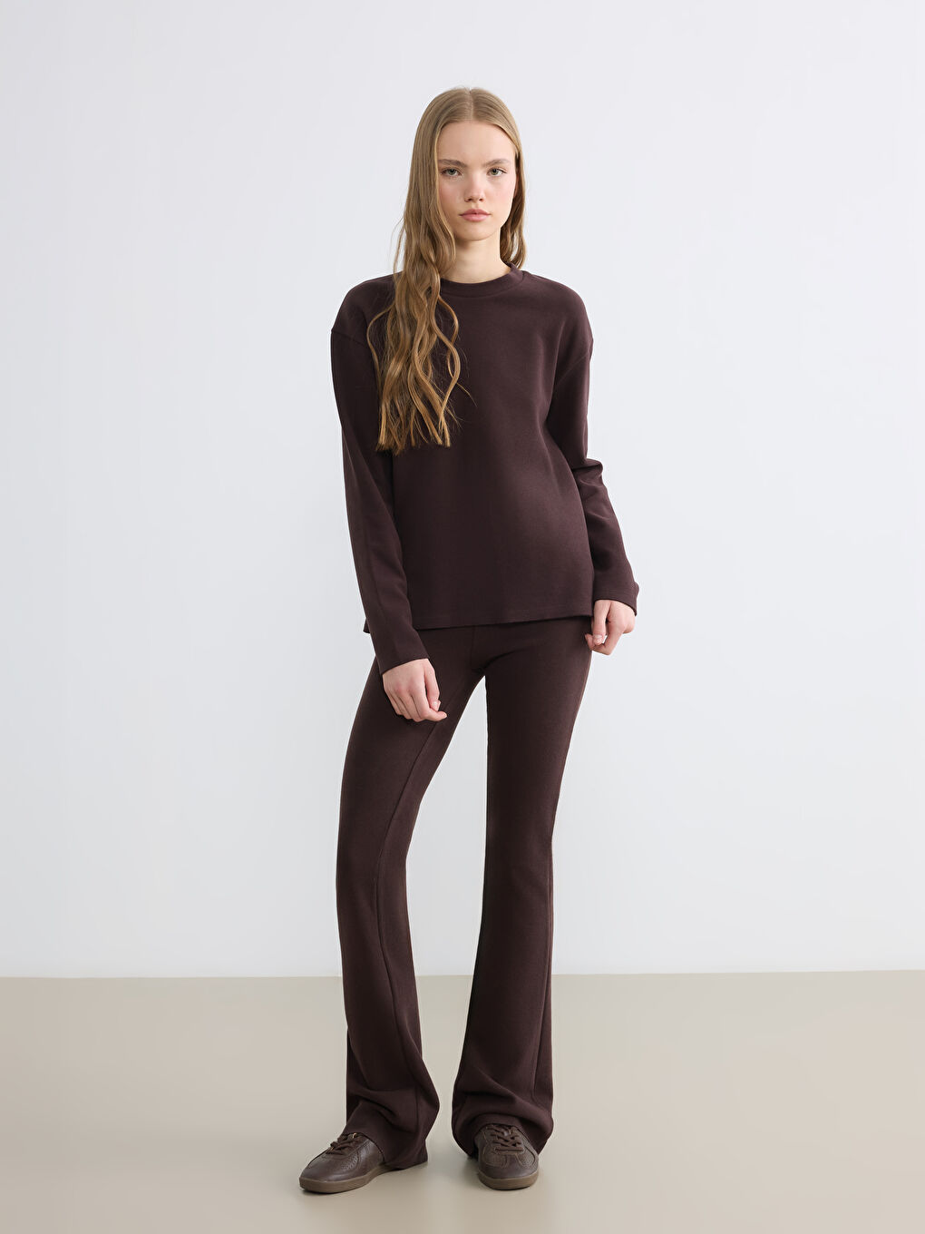 Kahverengi Bisiklet Yaka Kadın Tişört	-1