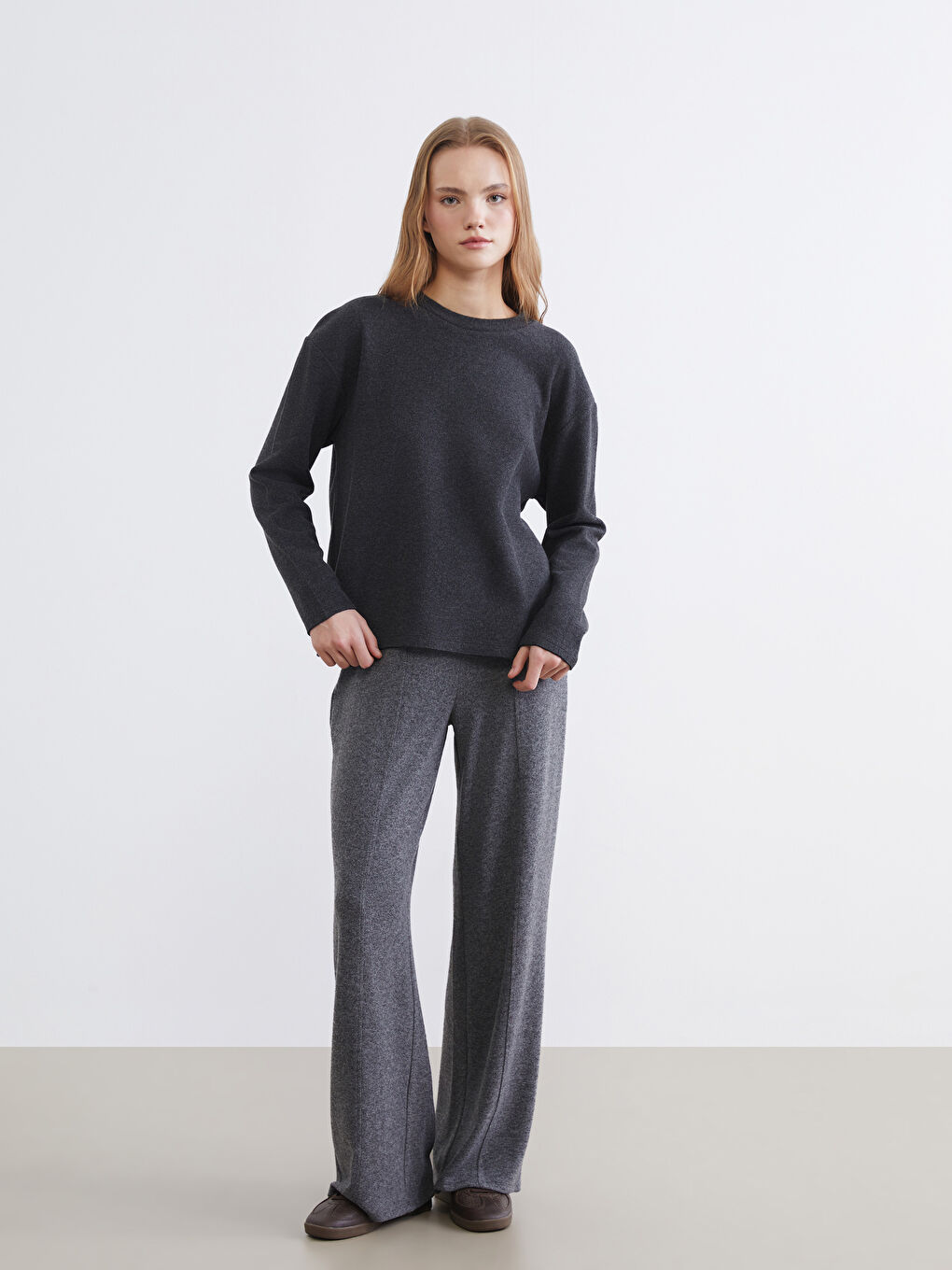 Antrasit Bisiklet Yaka Kadın Tişört	-1