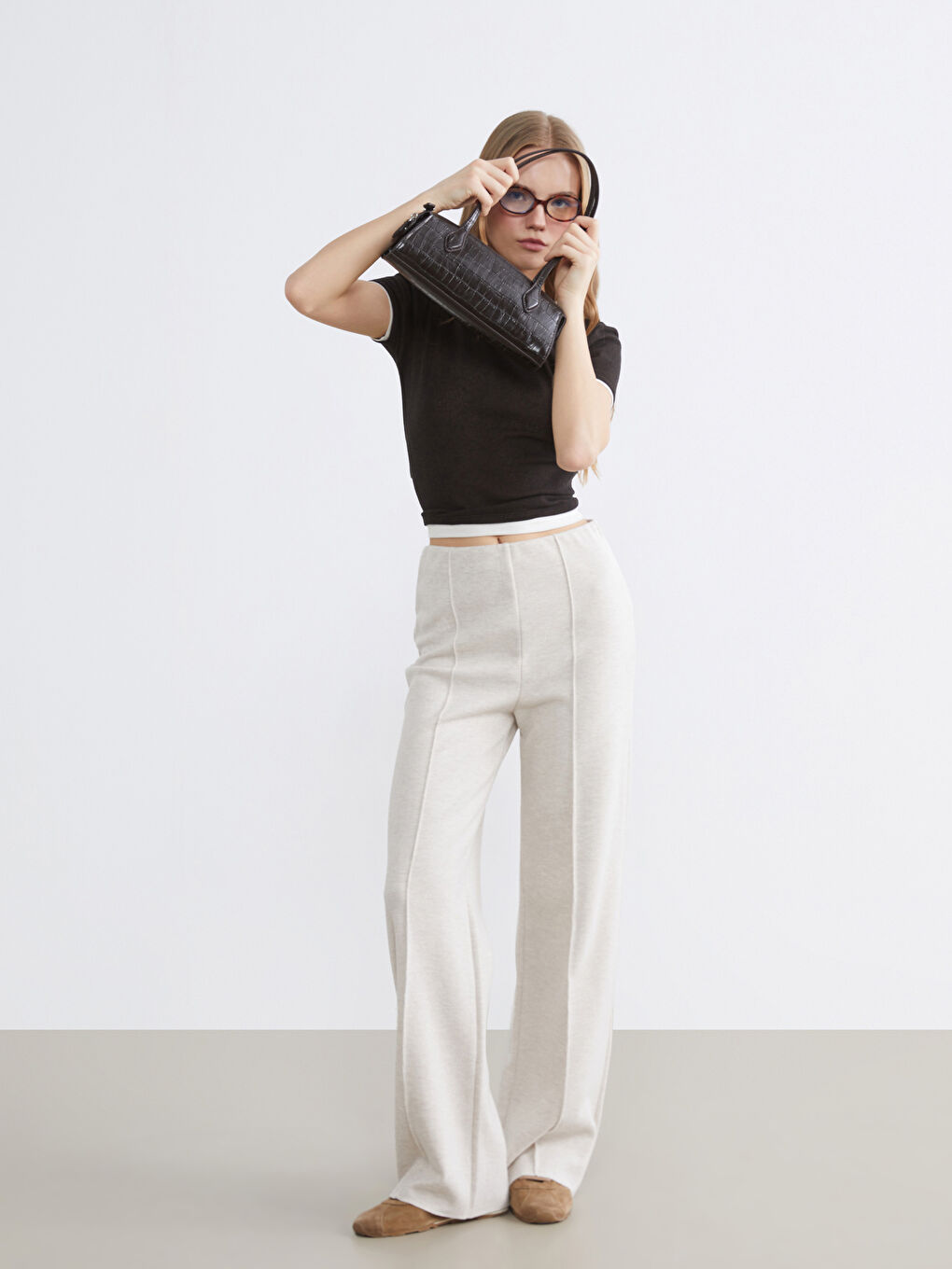 Effortless elegance meets everyday comfort in our wide-leg trousers, designed with a flattering elasticated waist.