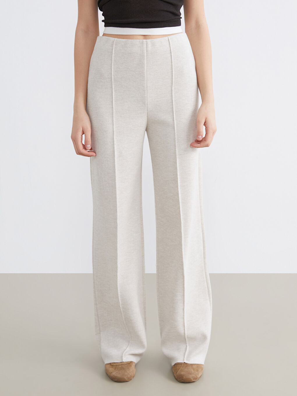 Effortless elegance meets everyday comfort in our wide-leg trousers, designed with a flattering elasticated waist.-1