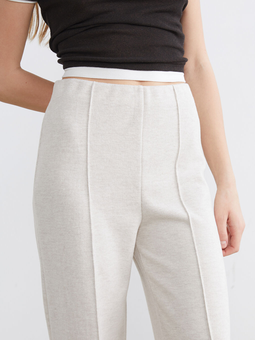 Effortless elegance meets everyday comfort in our wide-leg trousers, designed with a flattering elasticated waist.-2