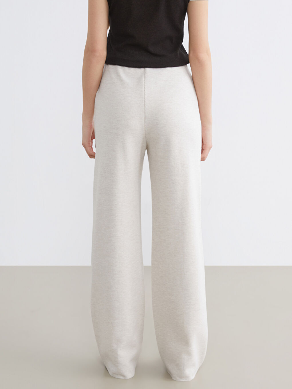 Effortless elegance meets everyday comfort in our wide-leg trousers, designed with a flattering elasticated waist.-3
