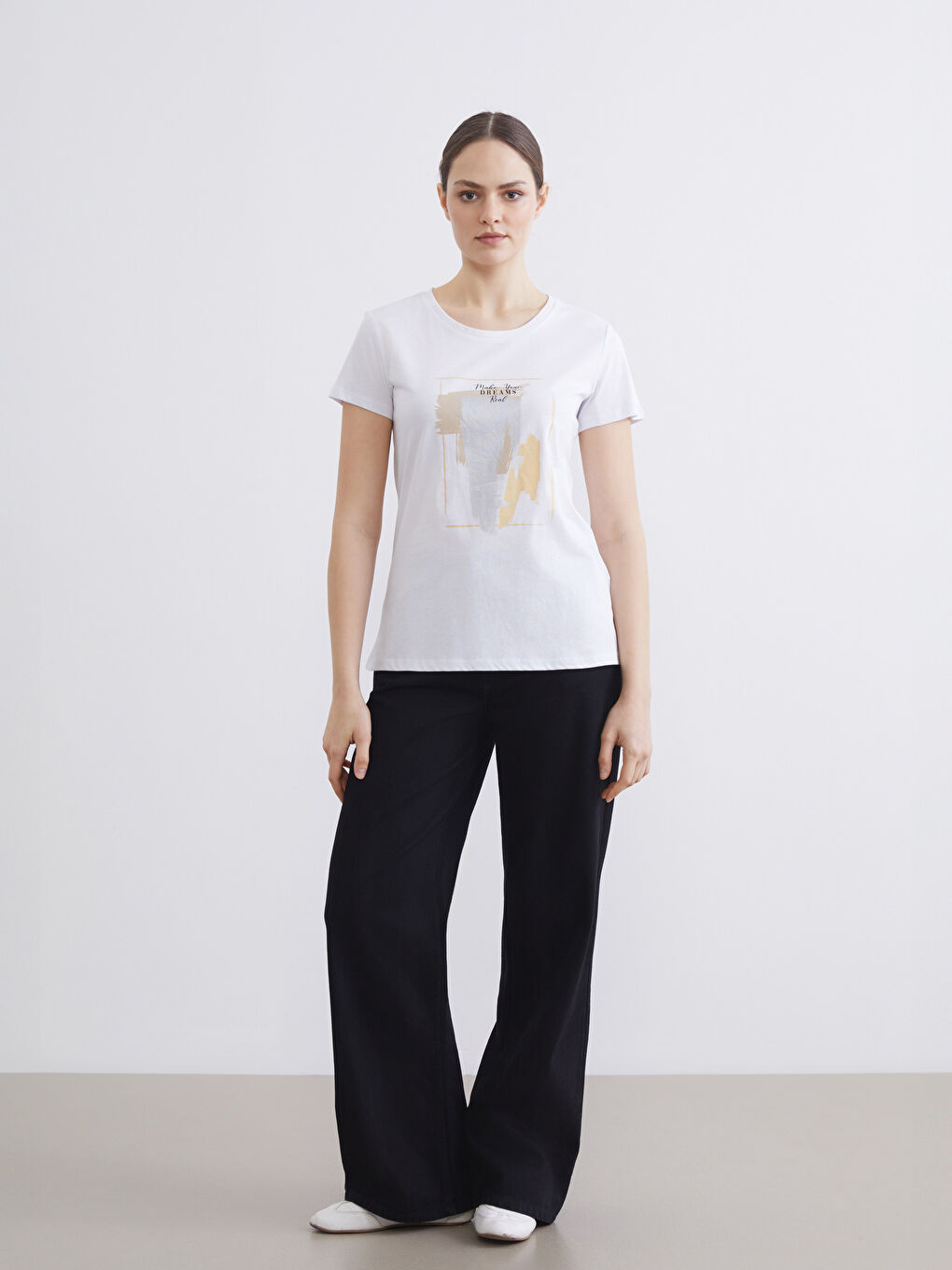 Beyaz Bisiklet Yaka Baskılı Kadın Tişört-1