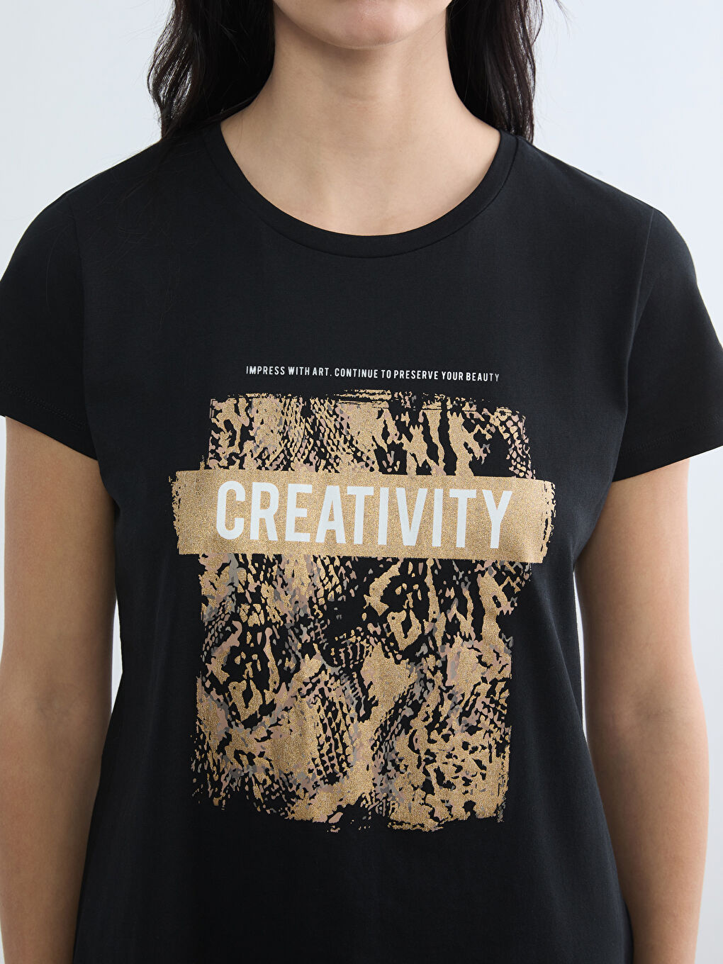 Siyah Bisiklet Yaka Baskılı Kadın Tişört	-2