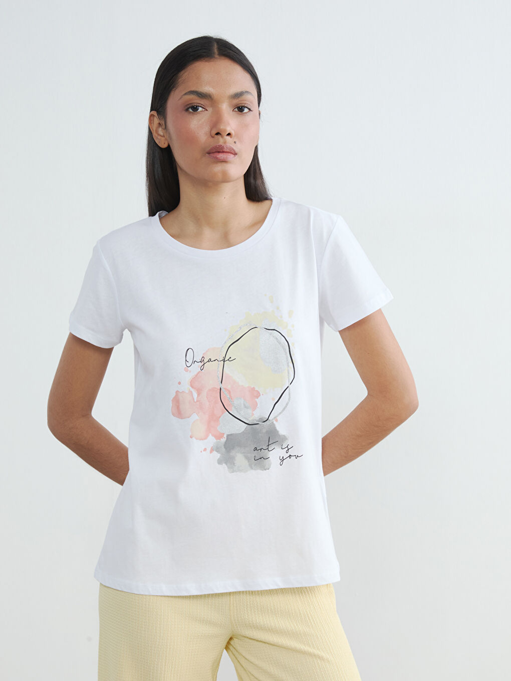 Beyaz Bisiklet Yaka Baskılı Kadın Tişört