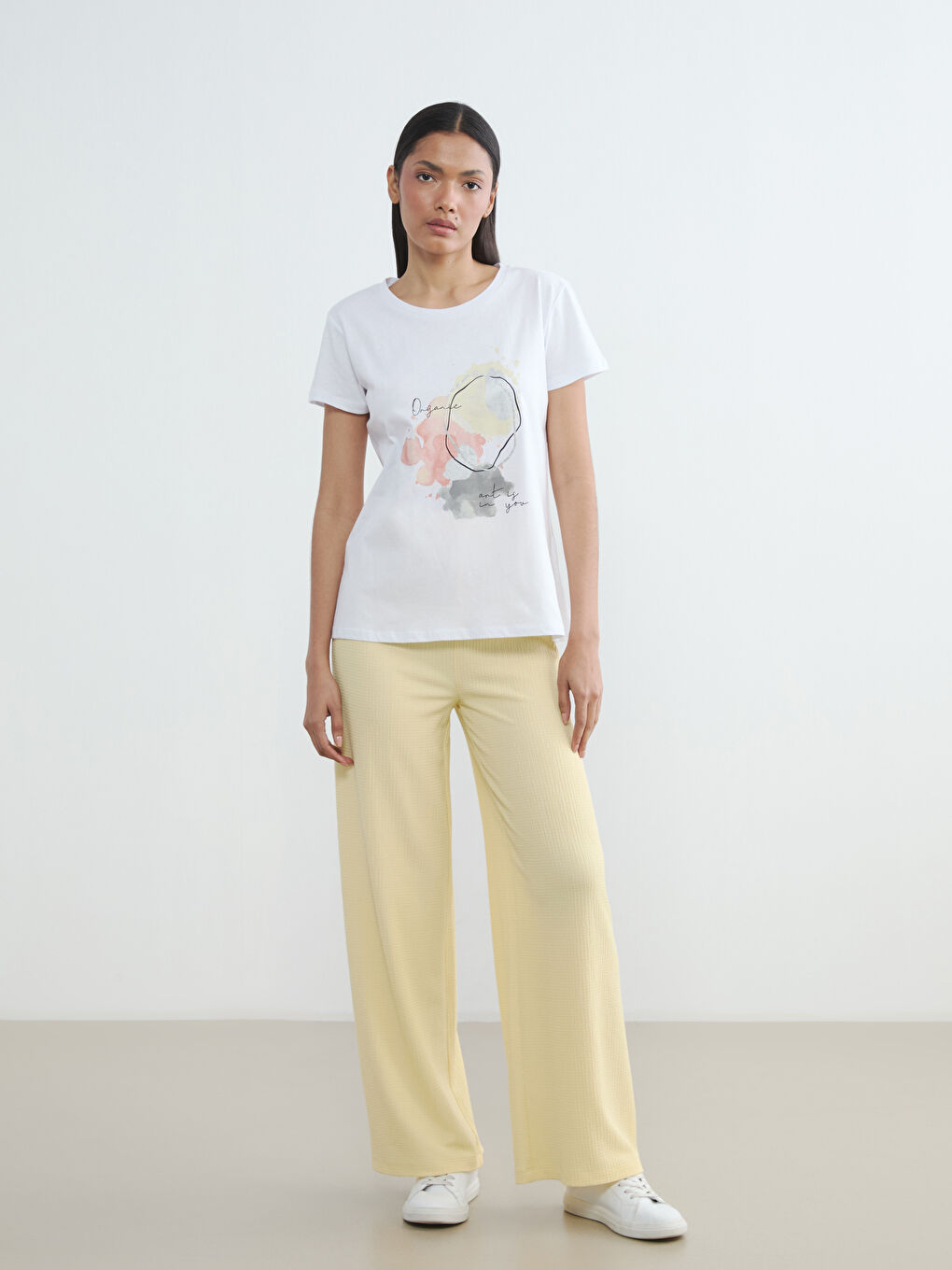 Beyaz Bisiklet Yaka Baskılı Kadın Tişört-1