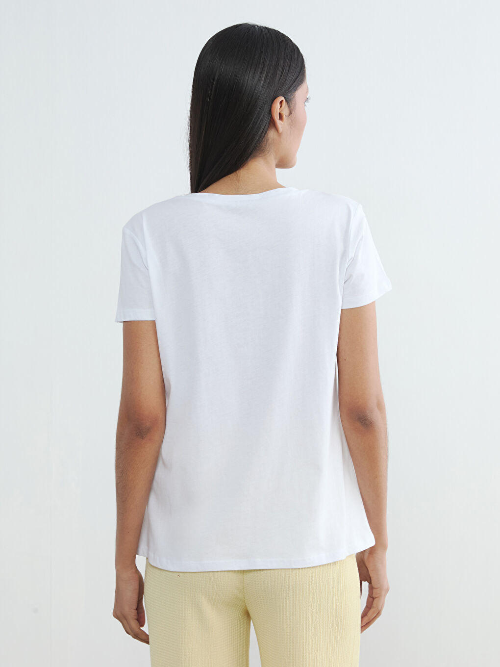 Beyaz Bisiklet Yaka Baskılı Kadın Tişört-3