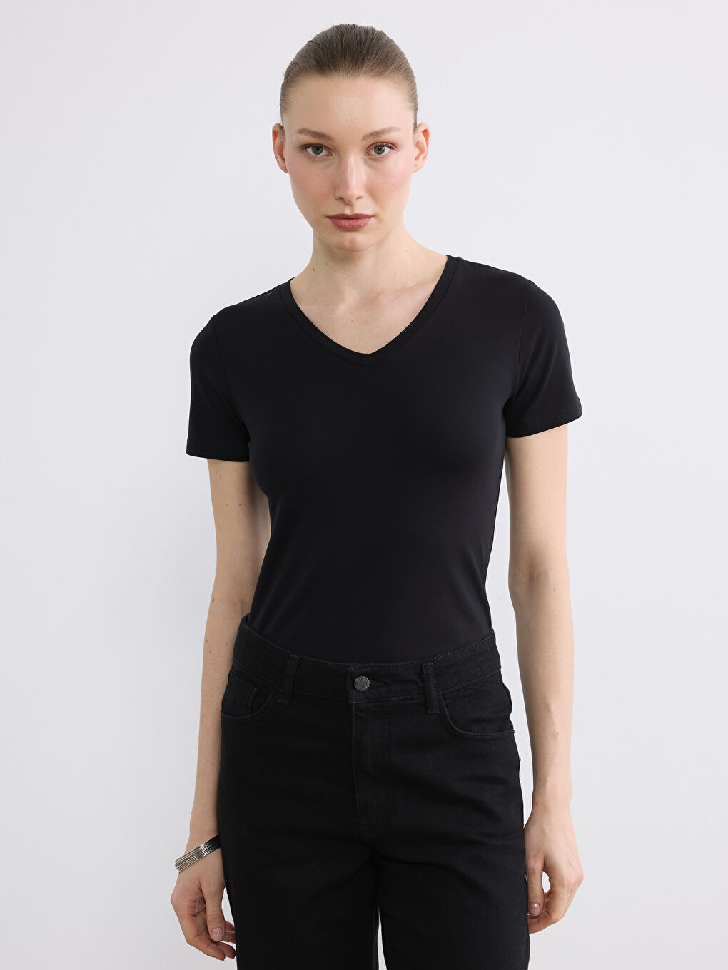 Siyah V Yaka Kadın Tişört