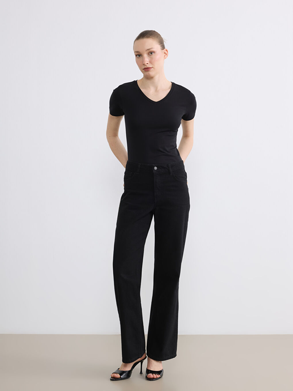 Siyah V Yaka Kadın Tişört-1