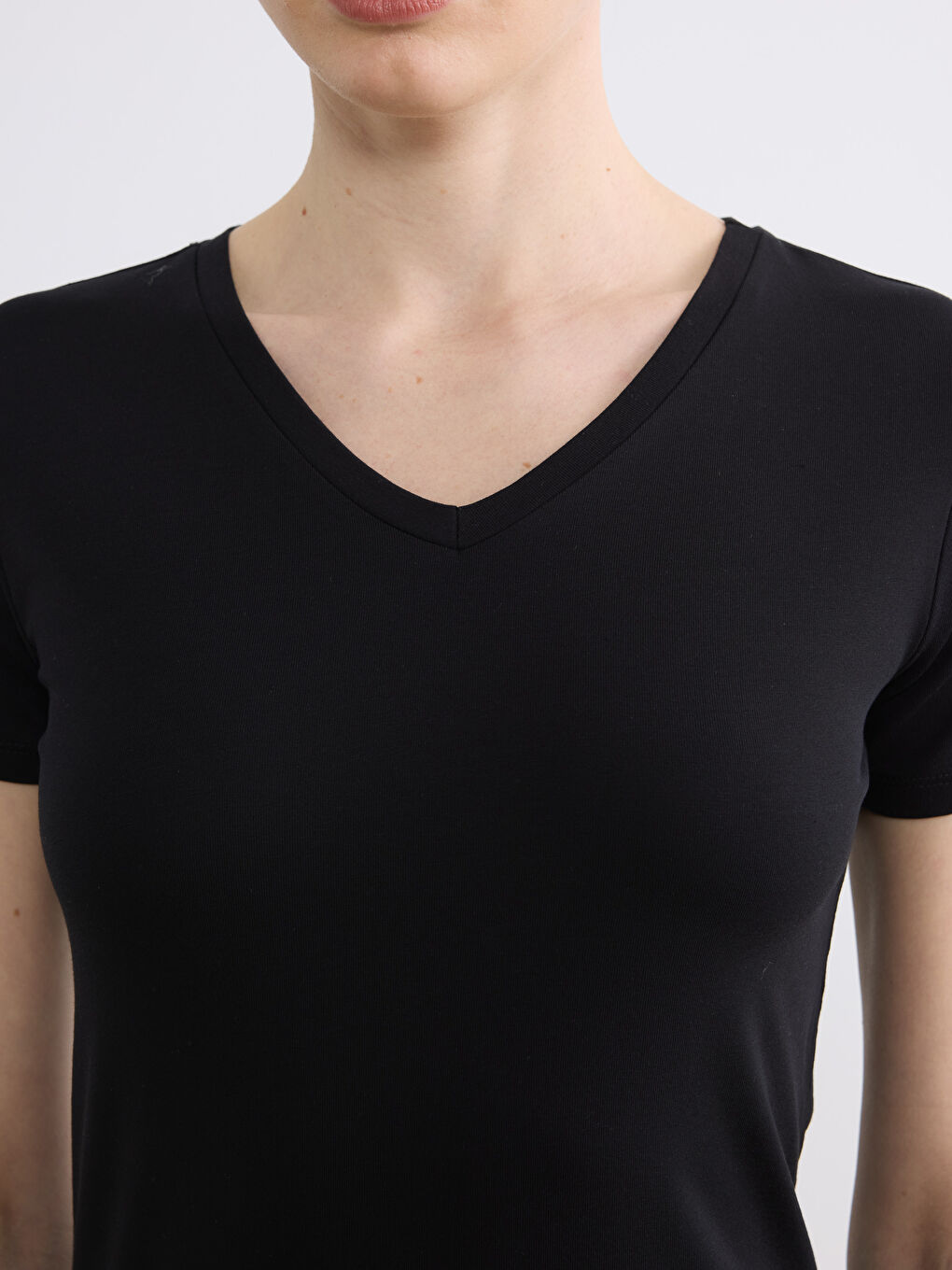 Siyah V Yaka Kadın Tişört-2