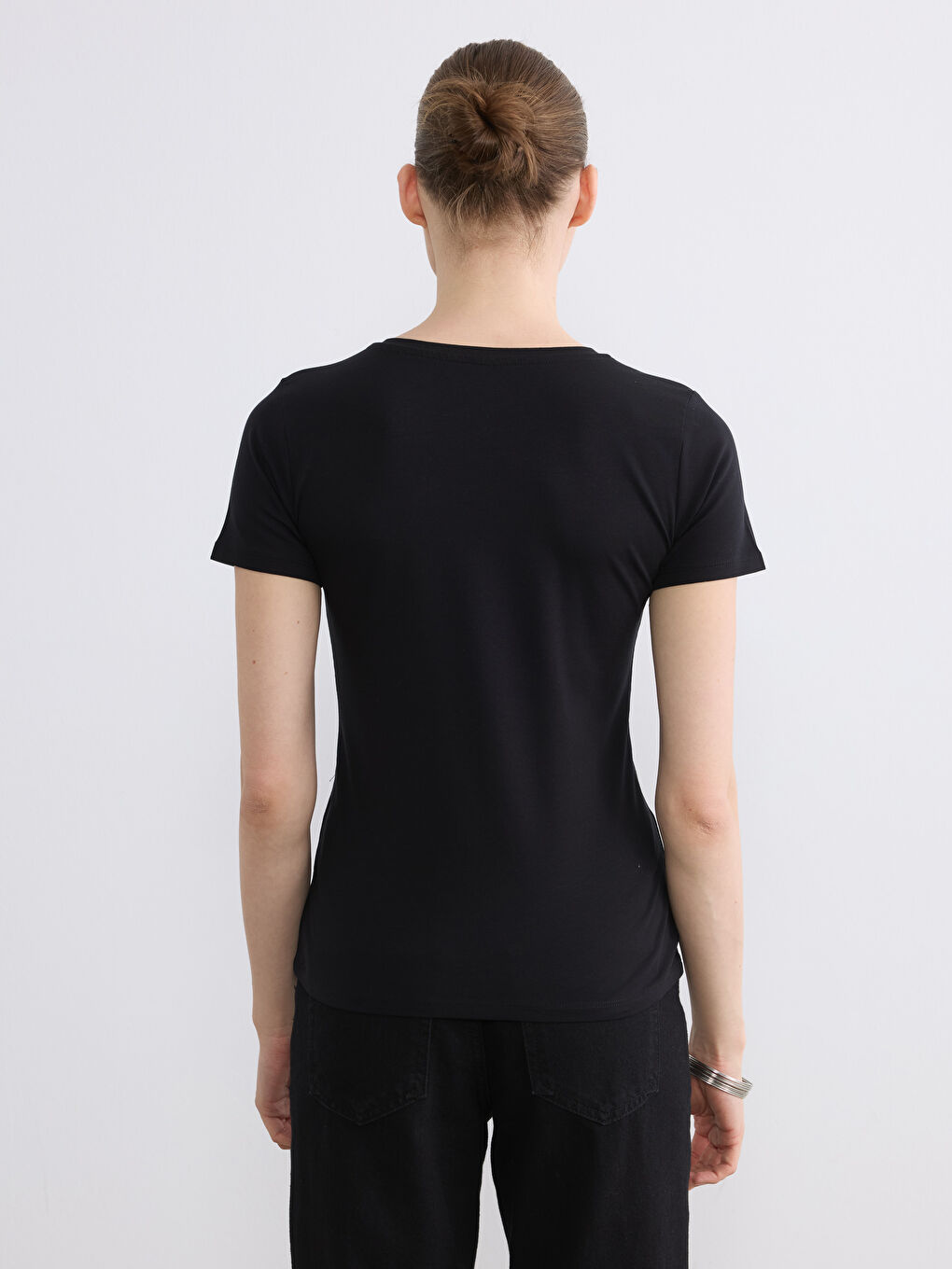 Siyah V Yaka Kadın Tişört-3