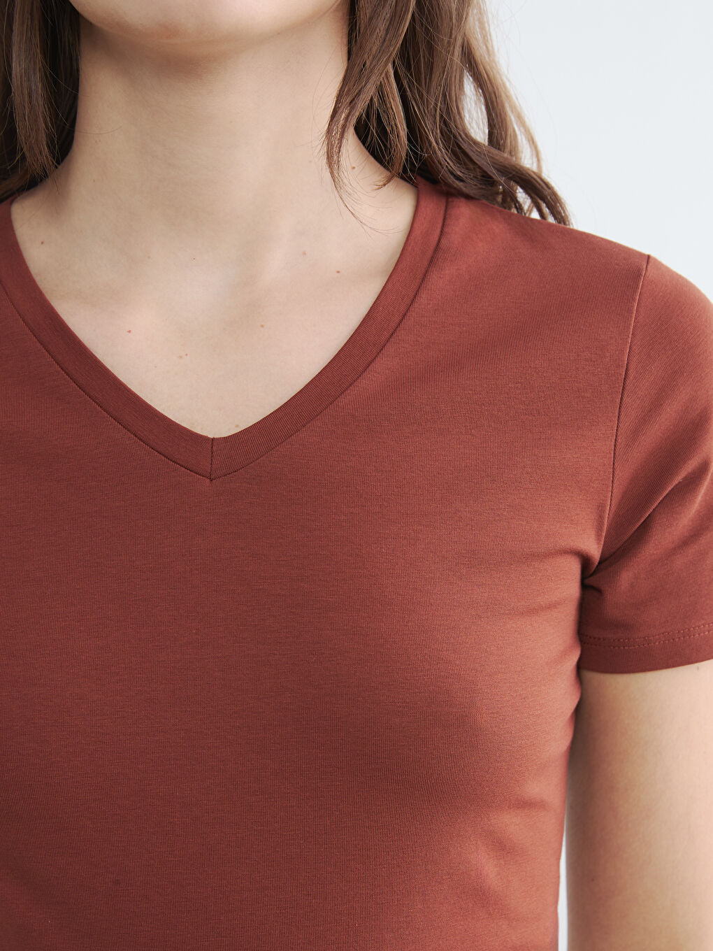 Kahverengi V Yaka Kadın Tişört-3